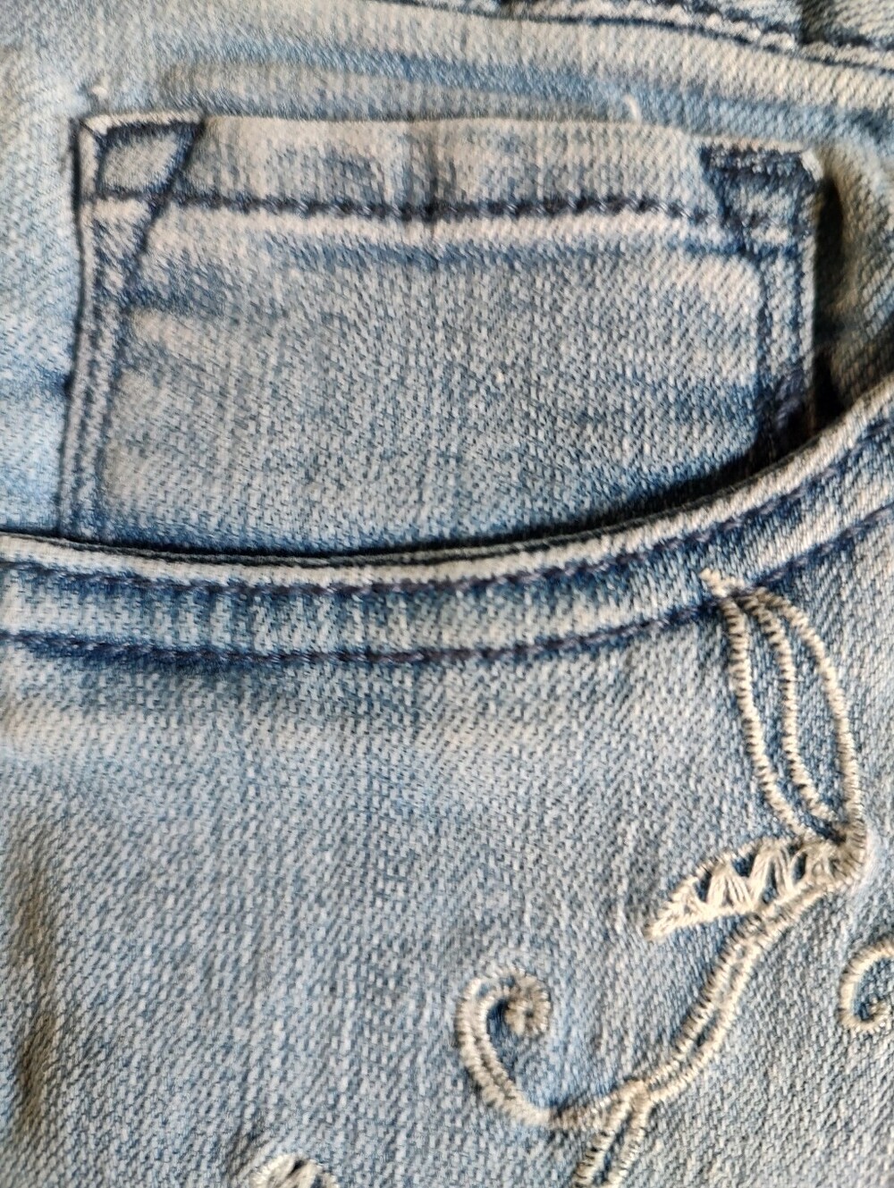 EUC D.Jeans Embroidered Jeans - Picture 6 of 11